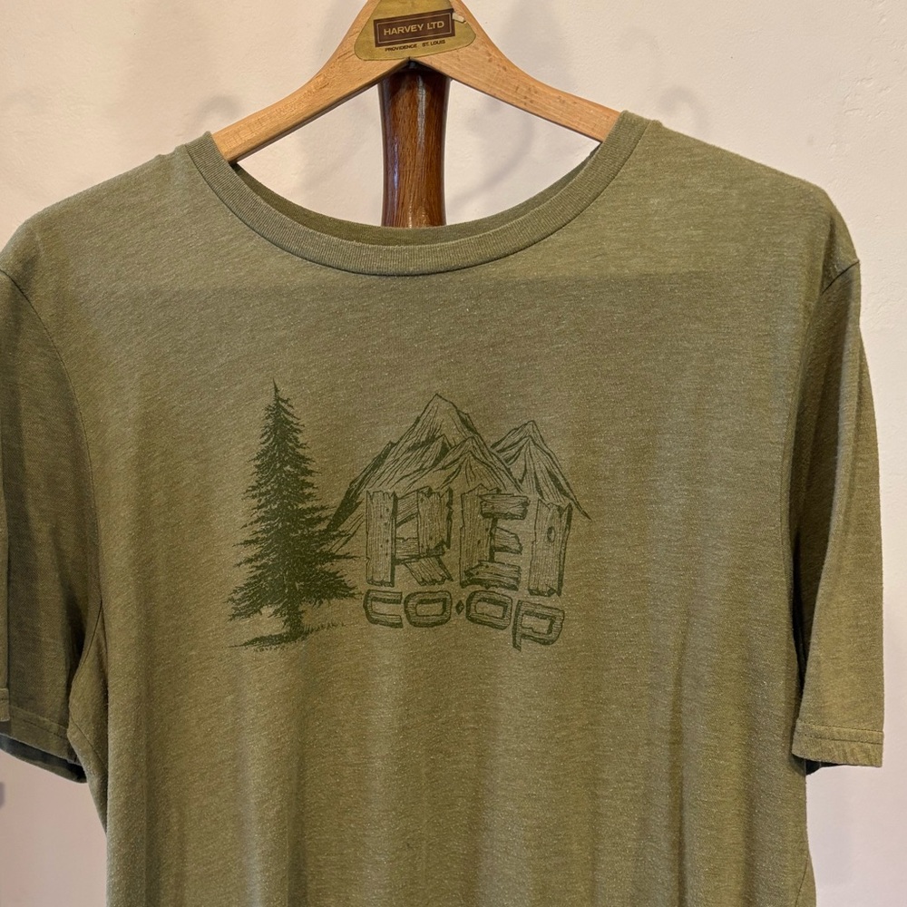 MEN’S LARGE ARMY GREEN REI T-SHIRT